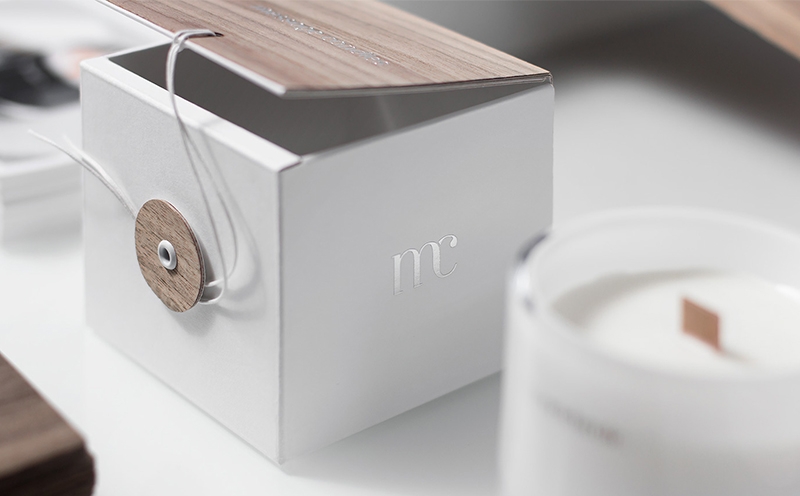 蠟燭包裝設計靈感來源于木芯，天然的紋理與純白色的搭配