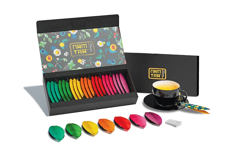 花茶包裝設(shè)計(jì),產(chǎn)品共有杏仁，蓮花，雛菊，薄荷葉等花茶種類(lèi)